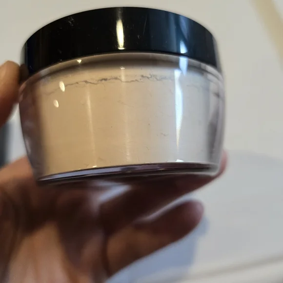 KVD Lock-It Setting Powder - Picture 4 of 5